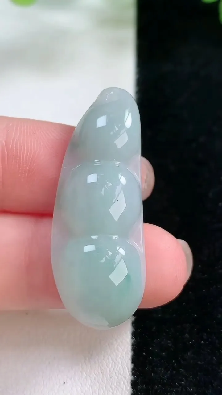 天然A货翡翠飘花福豆吊坠，尺寸37.5-14.2-5.9，重:5.52g
11月26日