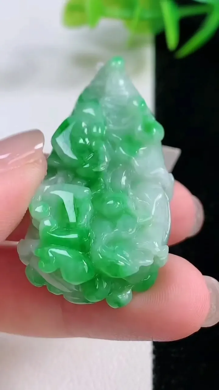 天然A货翡翠白菜吊坠，尺寸46.6-21.8-12.2，重量:22.52g
11月26日