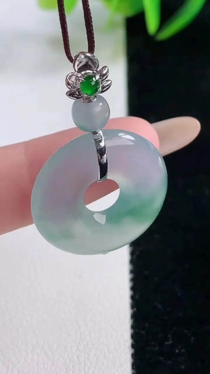 天然A货翡翠平安环吊坠，尺寸22.5-4.6，重量:6.31g
11月26日