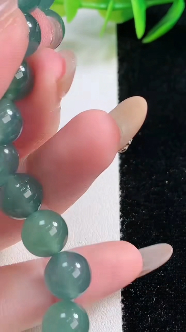 天然A货翡翠种蓝水圆珠手串，尺寸9.5-20颗，重量:31.14g11月26日
工厂直销收藏佳品,种好水足，色泽均匀，有种有色，上手高大气！