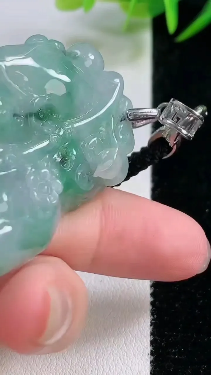 天然A货翡翠金枝玉叶 叶子吊坠，尺寸54-32.2-8.4，重量:32.45g
11月26日