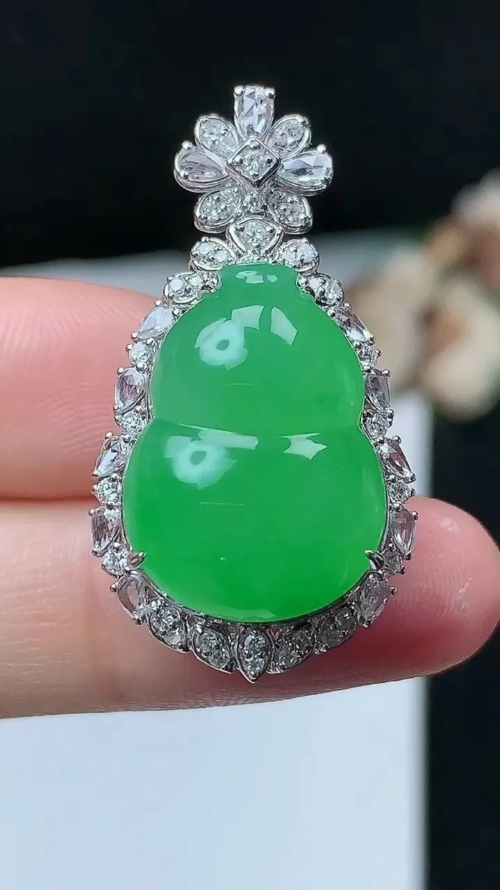 天然A货翡翠葫芦吊坠，尺寸34.6-18.7-12.3裸石19.4-14.6，重量:7.95g
11