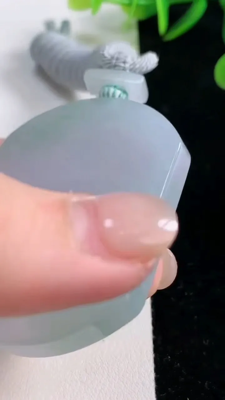 天然A货翡翠无事牌吊坠，尺寸53-43-6.6，重量:47.72g
11月26日