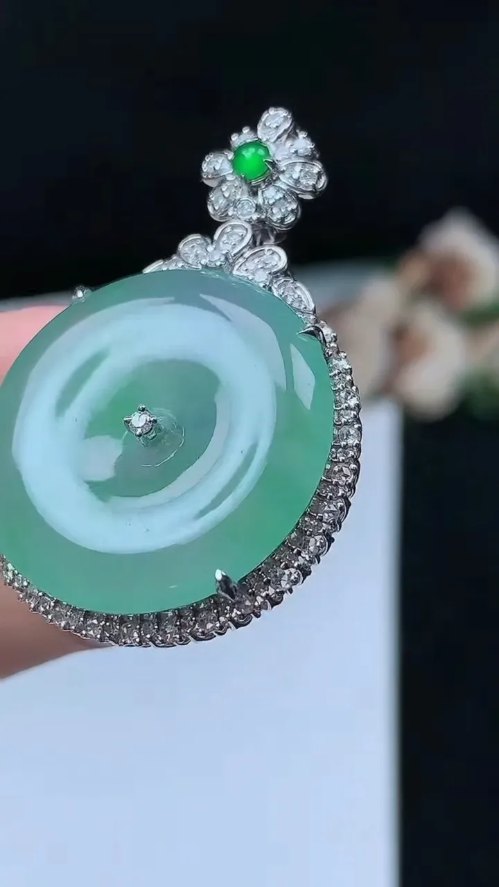 天然A货翡翠平安扣吊坠，尺寸41.7-28.4-9.6裸石25.6，重量:11.46g
11月26日