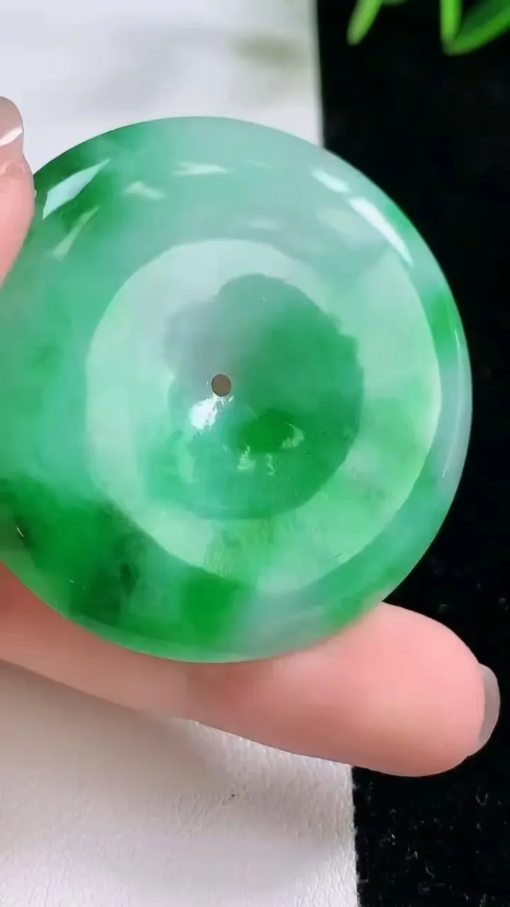 天然A货翡翠平安扣吊坠，尺寸44.5-6.2，重量:27.55g
11月26日