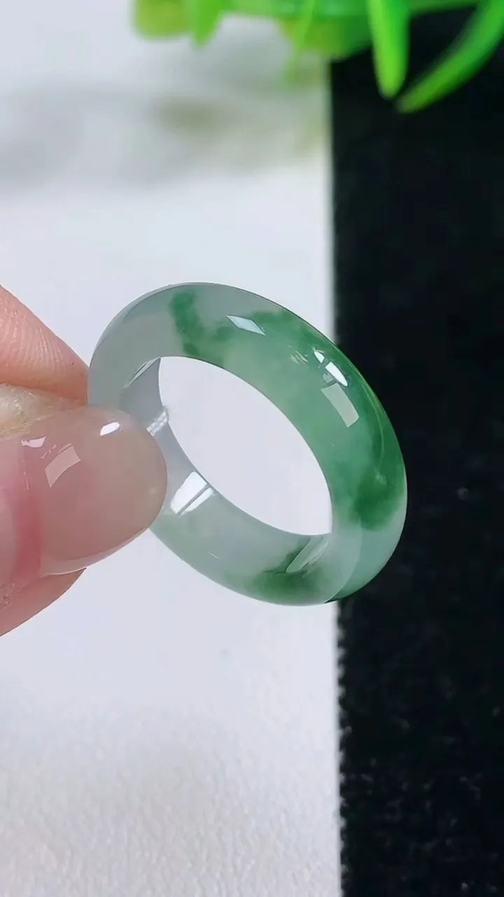 天然A货翡翠冰种飘花指环戒指，尺寸17.7-5-3.1，重量:4.00g2025年11月26日
工厂直销收藏佳品,种好水足，色泽均匀，有种有色，上手高大气！
