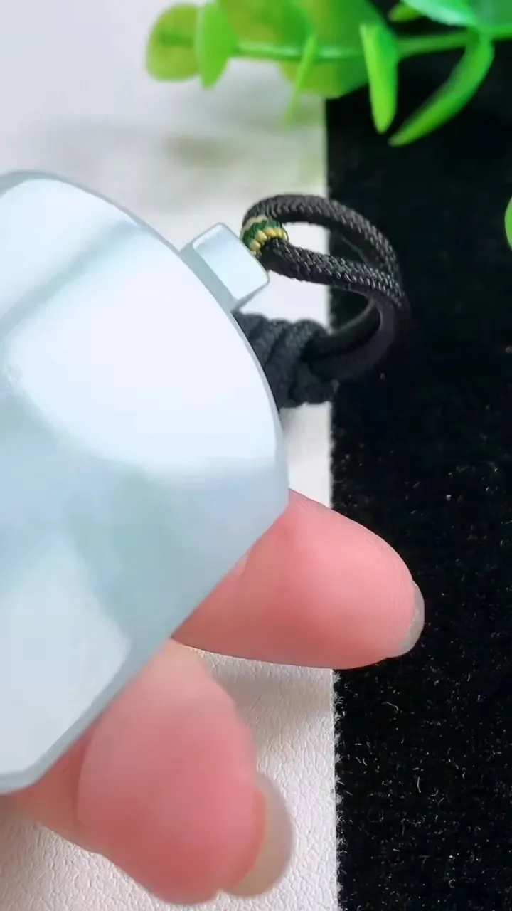 天然A货翡翠无事牌吊坠，尺寸51.3-40.5-5.9，重量:40.11g
11月26日