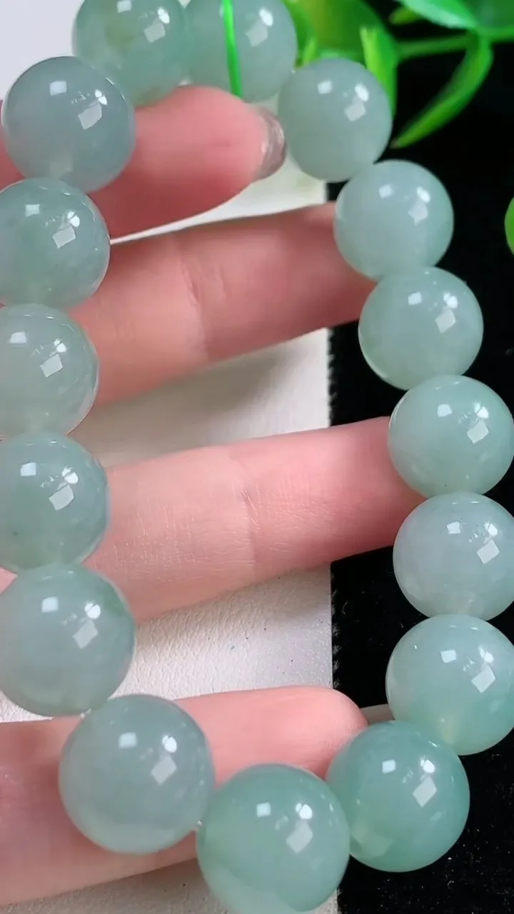 天然A货翡翠圆珠手串，尺寸12.3-16颗，重量:52.93g11月26日
工厂直销收藏佳品,种好水足，色泽均匀，有种有色，上手高大气！