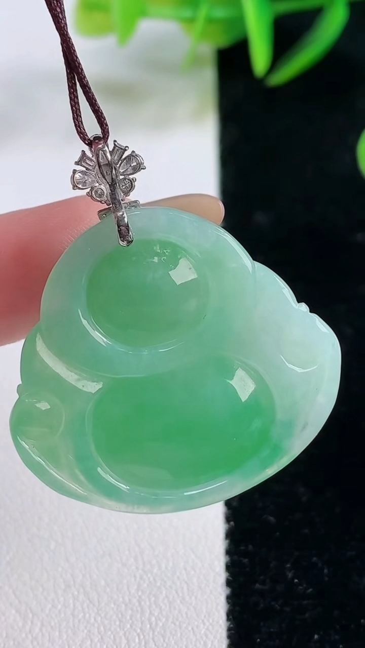 天然A货翡翠佛公吊坠，尺寸29.5-32.4-7.5，重量:11.17g
11月26日