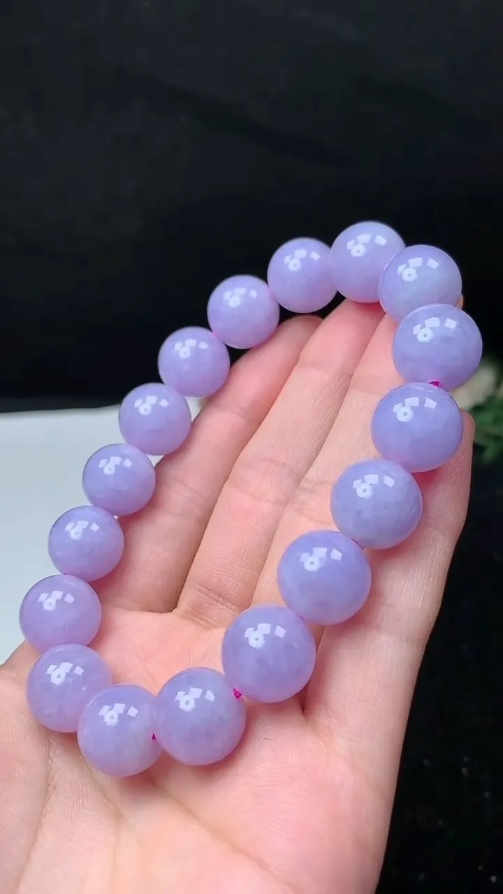 天然A货翡翠货紫罗兰圆珠手串，尺寸12.6-17颗，重量:58.66g11月26日
工厂直销收藏佳品,种好水足，色泽均匀，有种有色，上手高大气！