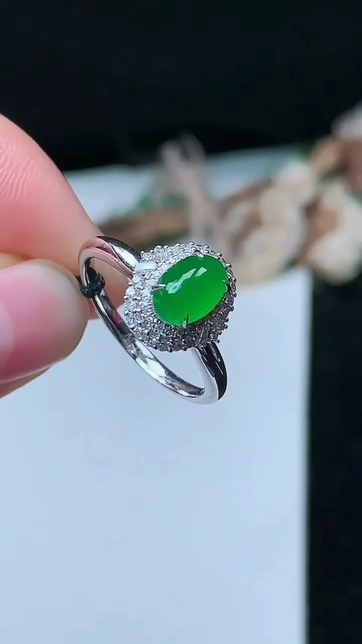 天然A货翡翠蛋面戒指，尺寸17.2-7.6-5.2，重量:2.88g2025年11月26日
工厂直销收藏佳品,种好水足，色泽均匀，有种有色，上手高大气！