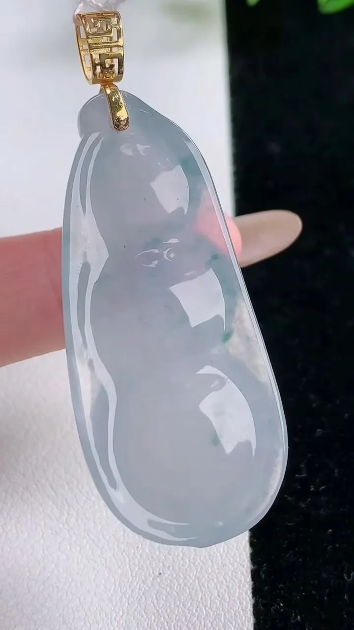 天然A货翡翠种飘花福豆吊坠，尺寸47-21-9.6，重量:15.33g
11月26日