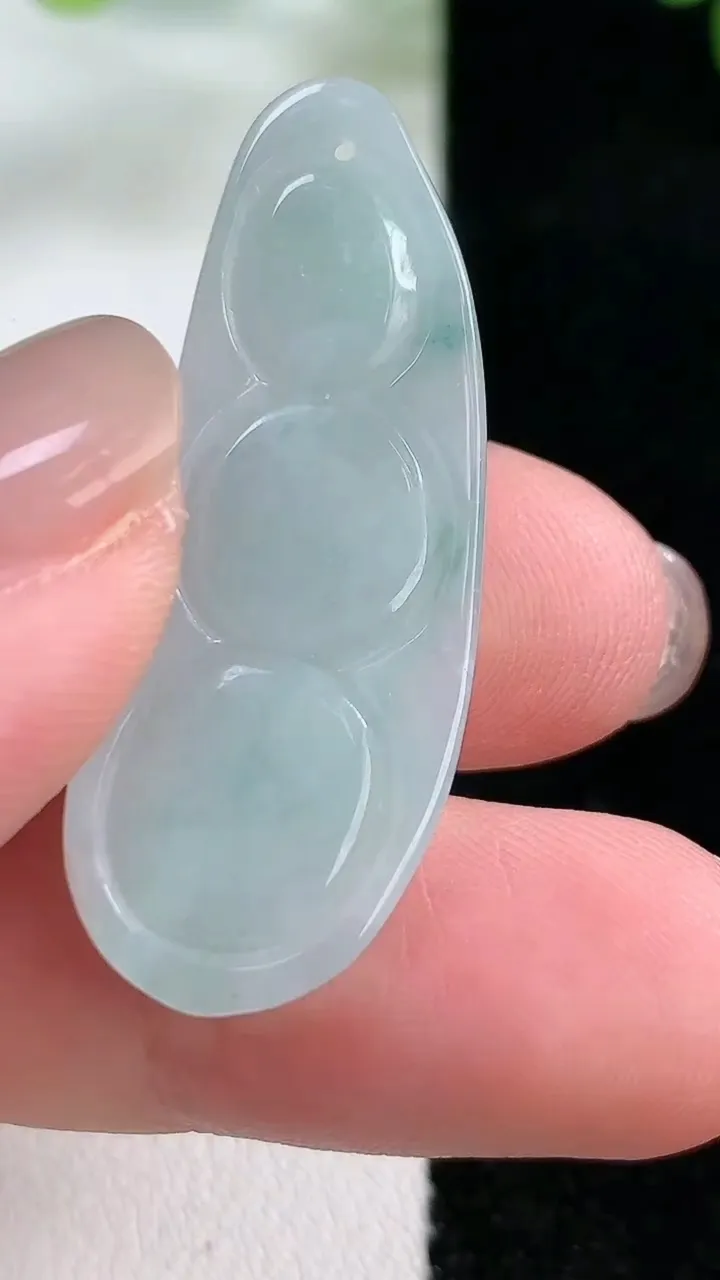 天然A货翡翠飘花福豆吊坠，尺寸37.5-14.2-5.9，重:5.52g
11月26日