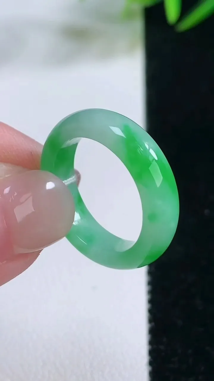 天然A货翡翠指环戒指，尺寸17-5-2.8，重量:3.3.g2025年11月26日
工厂直销收藏佳品,种好水足，色泽均匀，有种有色，上手高大气！