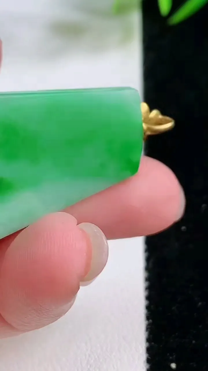 天然A货翡翠无事牌吊坠，尺寸29-21.6-2.7，重量:5.15g
11月26日