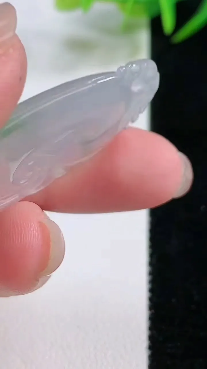 天然A货翡翠如意吊坠，尺寸37.3-22.3-4.7，重量:7.45g
11月26日