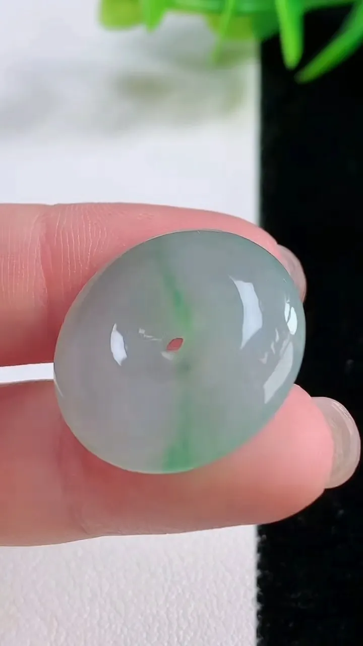 天然A货翡翠平安扣吊坠，尺寸23-5.8，重量:6.68g
11月26日