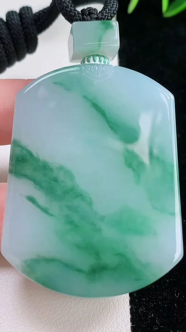 天然A货翡翠种飘花无事牌吊坠，尺寸52.5-38.6-10.5，重量:69.25g
11月26日