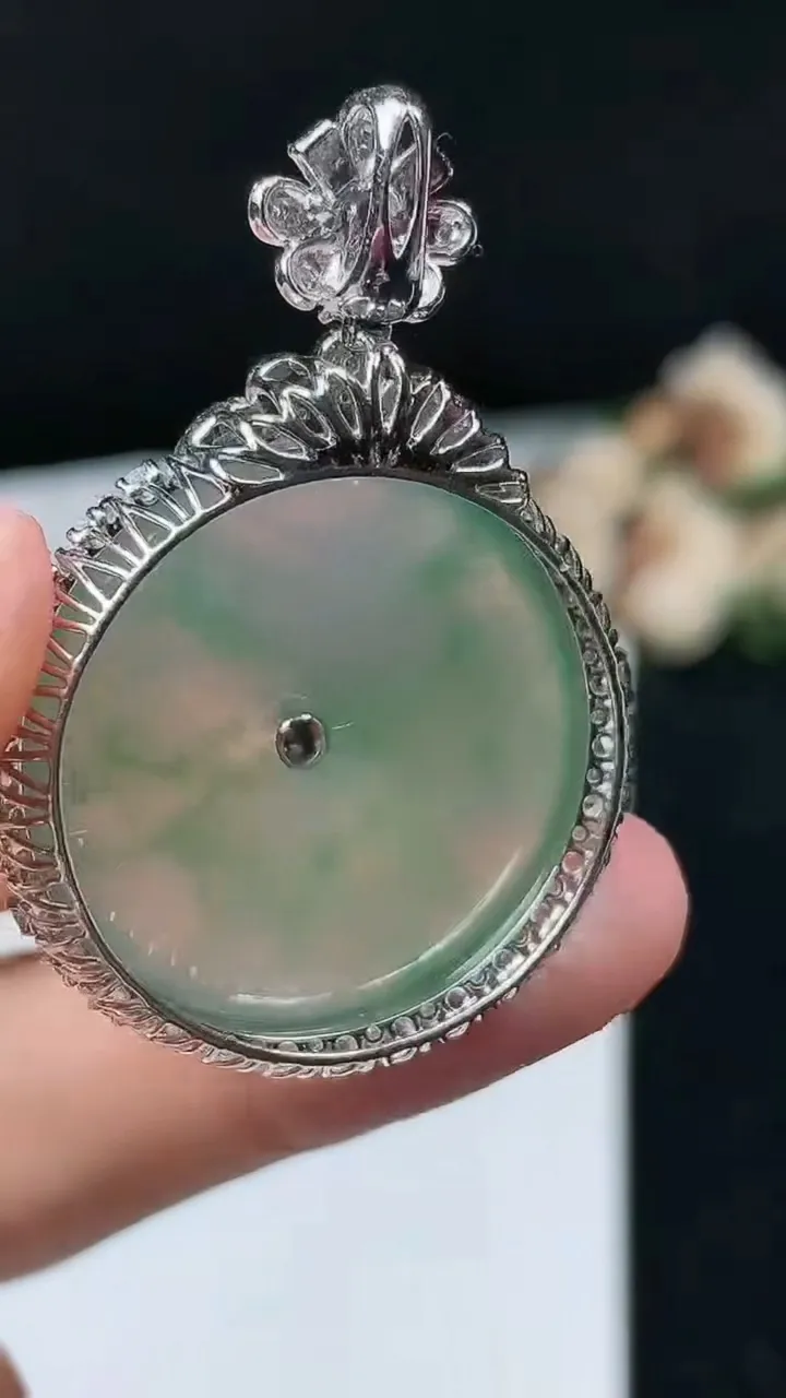 天然A货翡翠平安扣吊坠，尺寸41.7-28.4-9.6裸石25.6，重量:11.46g
11月26日