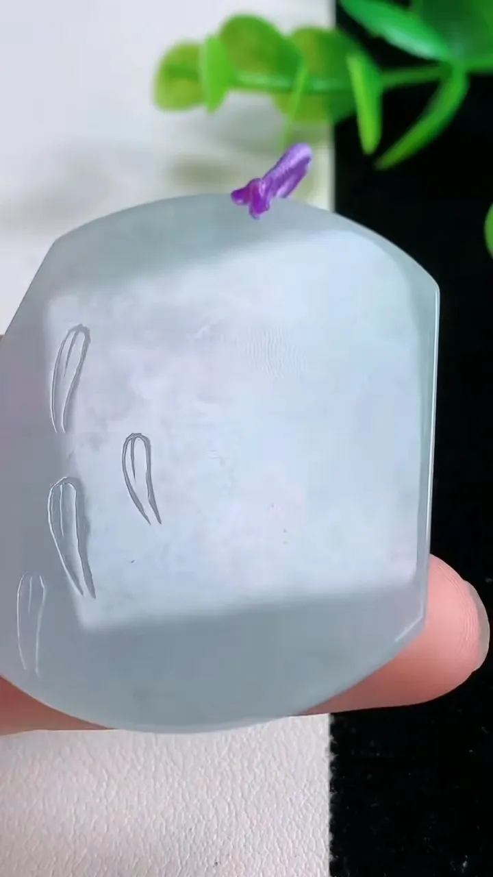 天然A货翡翠山水大日如来吊坠，尺寸50.4-42.5-4.9，重量:24.04g
11月26日