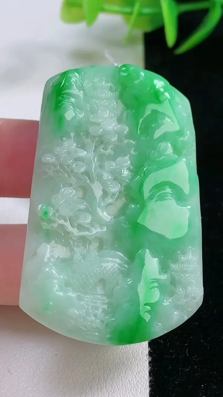 天然A货翡翠山水牌吊坠，尺寸51.8-33.3-5.6，重量:21.71g
11月26日