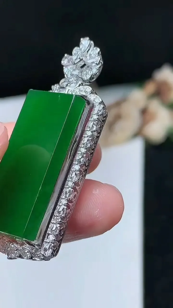 天然A货翡翠无事牌吊坠，尺寸48.3-17.6-11.3裸石30.2-14，重量:11.28g
11月26日