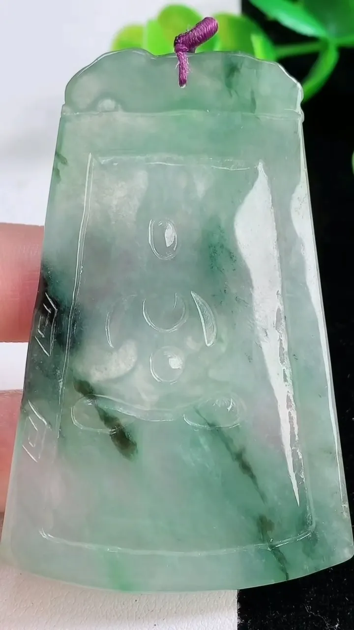 天然A货翡翠虚空藏菩萨吊坠，尺寸70-45.6-4.6，重量:31.41g
11月26日