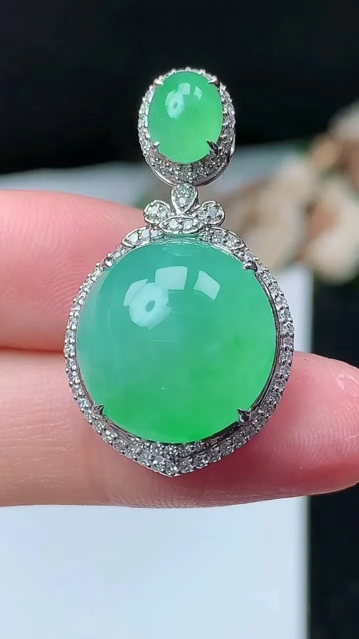 天然A货翡翠蛋面吊坠，尺寸33.2-18.3-11.4，裸石15.6，重量:6.70g
11月26日