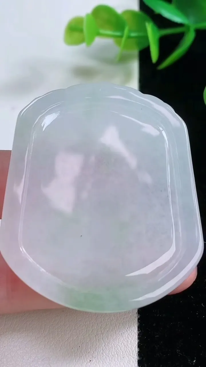 天然A货翡翠生肖鼠吊坠，尺寸52.5-44.8-5，重量:23.85g
11月26日