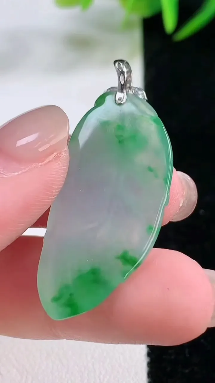 天然A货翡翠金枝玉叶 叶子吊坠，尺寸34-16.3-3.9，重量:4.82g
11月26日
