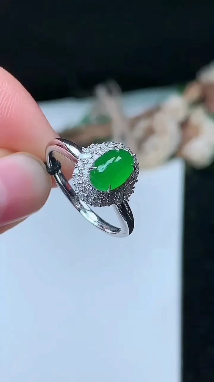 天然A货翡翠蛋面戒指，尺寸17.2-7.6-5.2，重量:2.88g2025年11月26日
工厂直销