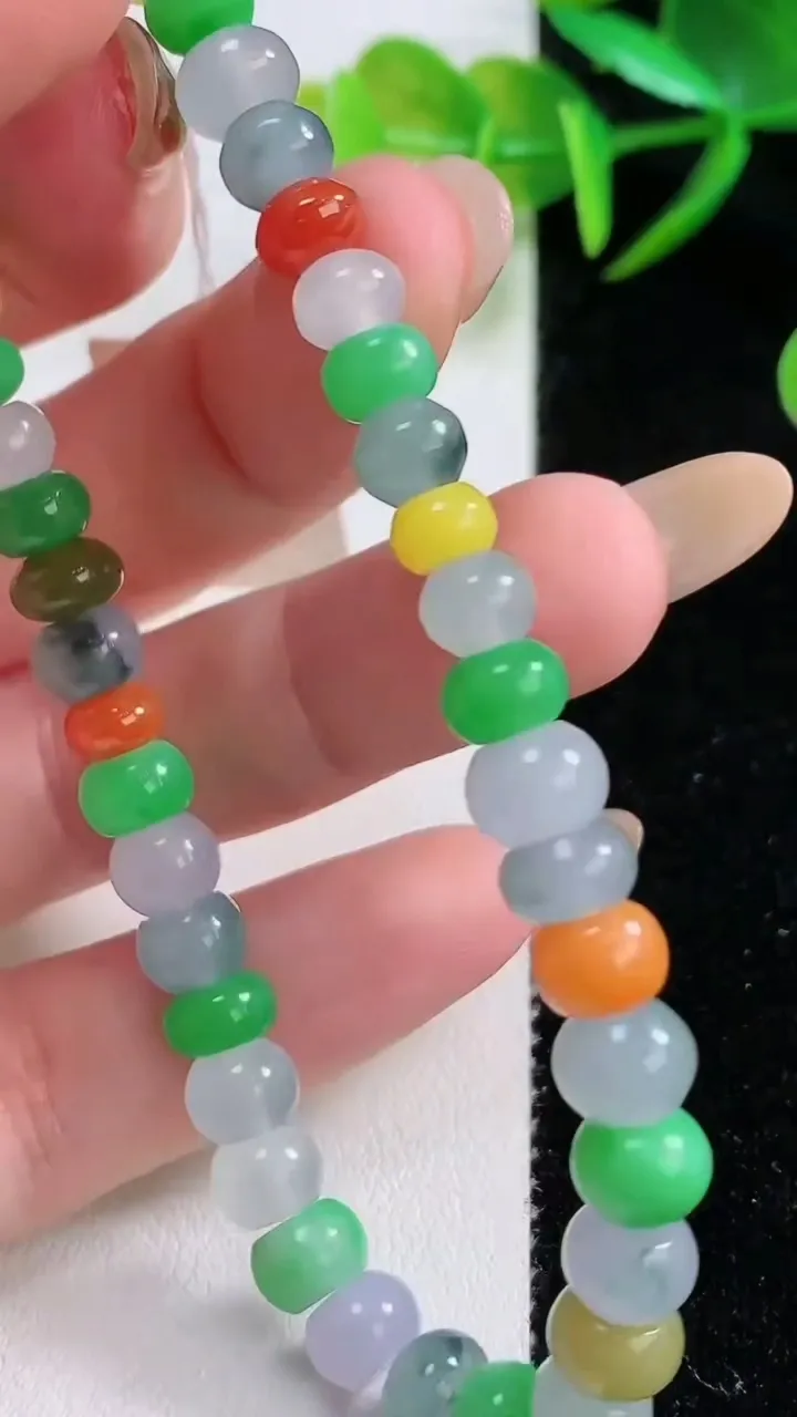 天然A货翡翠三彩算盘珠手串，尺寸6.3-4-41颗，重量:16.93g11月26日
工厂直销收藏佳品,种好水足，色泽均匀，有种有色，上手高大气！