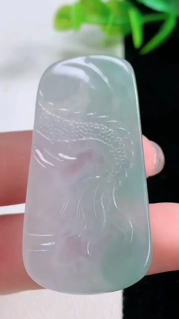 天然A货翡翠龙牌吊坠，尺寸48.7-24.2-4.7，重量:12.60g
11月26日