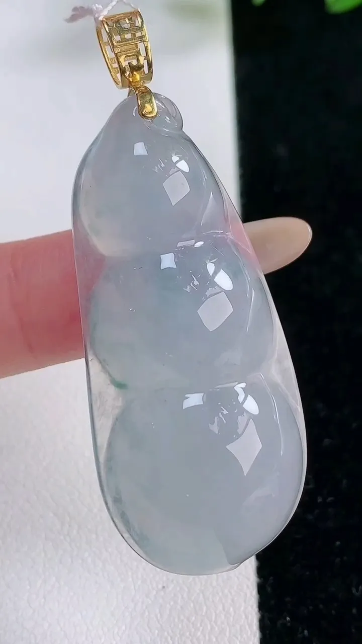 天然A货翡翠种飘花福豆吊坠，尺寸47-21-9.6，重量:15.33g
11月26日