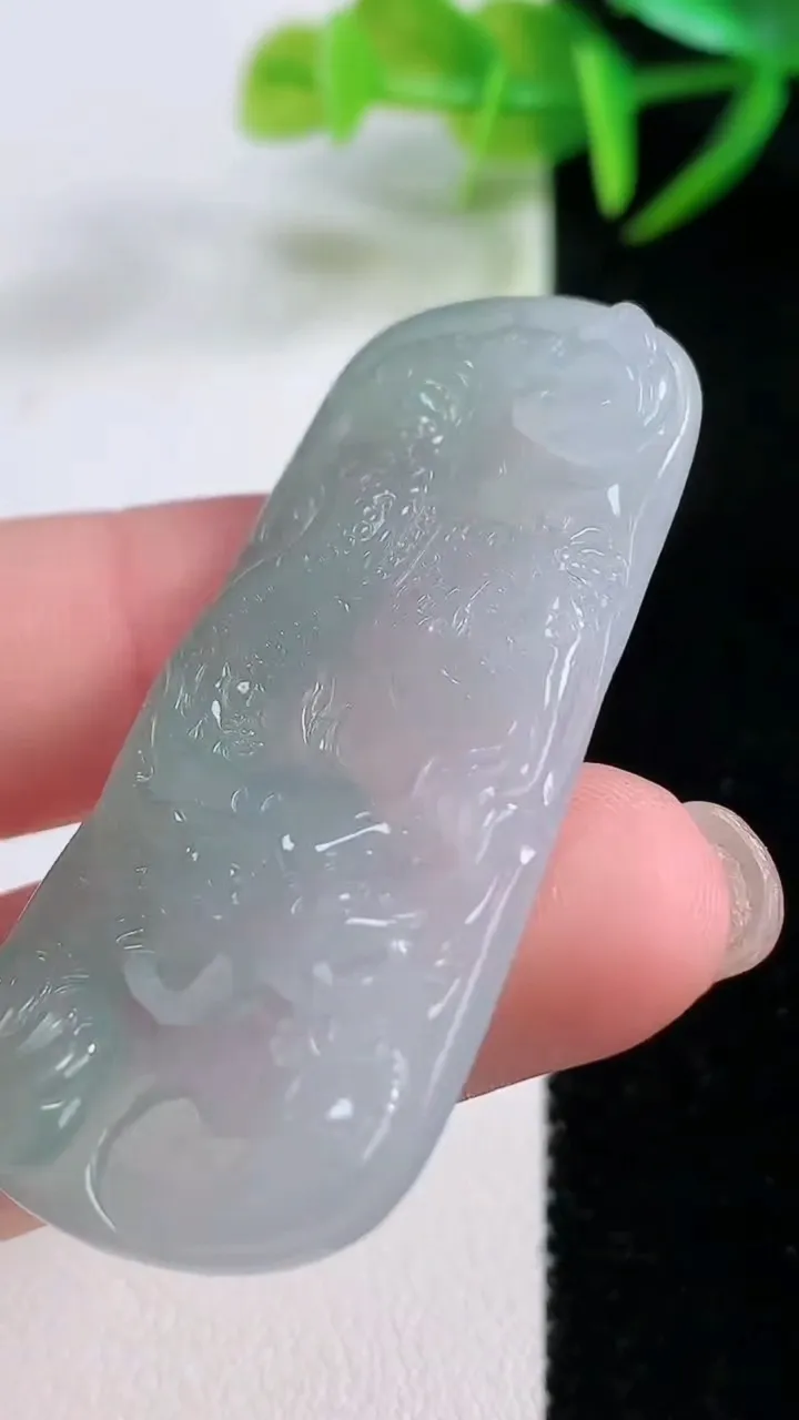 天然A货翡翠龙牌吊坠，尺寸48.7-24.2-4.7，重量:12.60g
11月26日