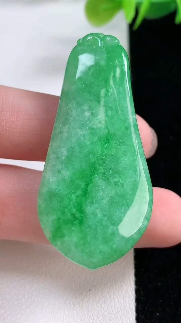 天然A货翡翠福瓜吊坠，尺寸50-24-7.5，重:17.34g
11月26日