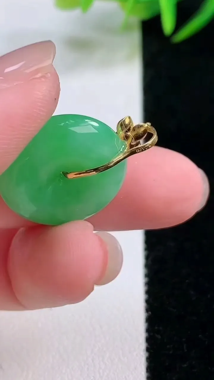 天然A货翡翠平安扣吊坠，尺寸19.6-5.4，重量:4.51g
11月26日