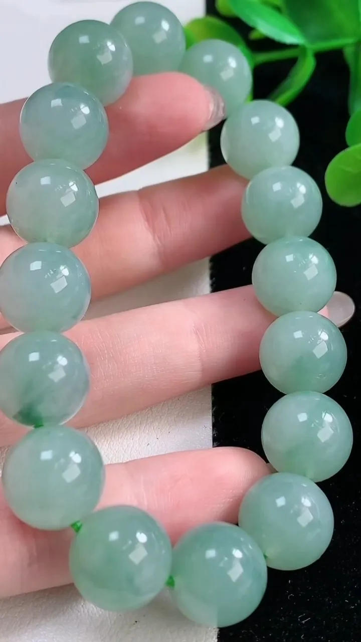 天然A货翡翠圆珠手串，尺寸12.6-16颗，重量:58.70g11月26日
工厂直销收藏佳品,种好水足，色泽均匀，有种有色，上手高大气！