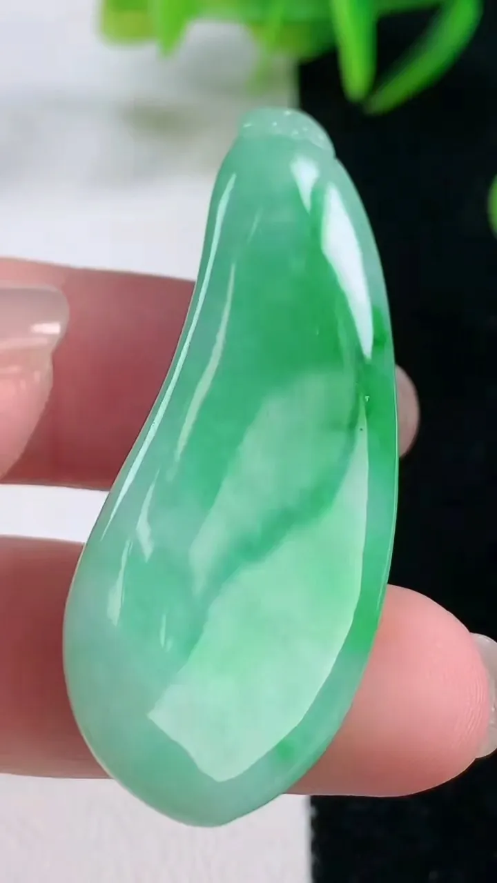 天然A货翡翠福瓜吊坠，尺寸47.8-18-10.5，重量:12.08g
11月26日