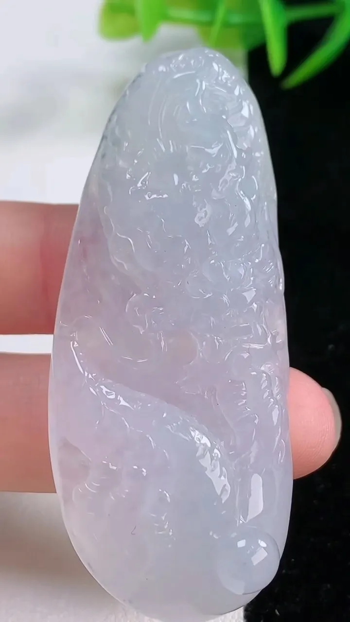 天然A货翡翠龙牌吊坠，尺寸62.3-25.7-10.6，重量:28.15g
11月26日