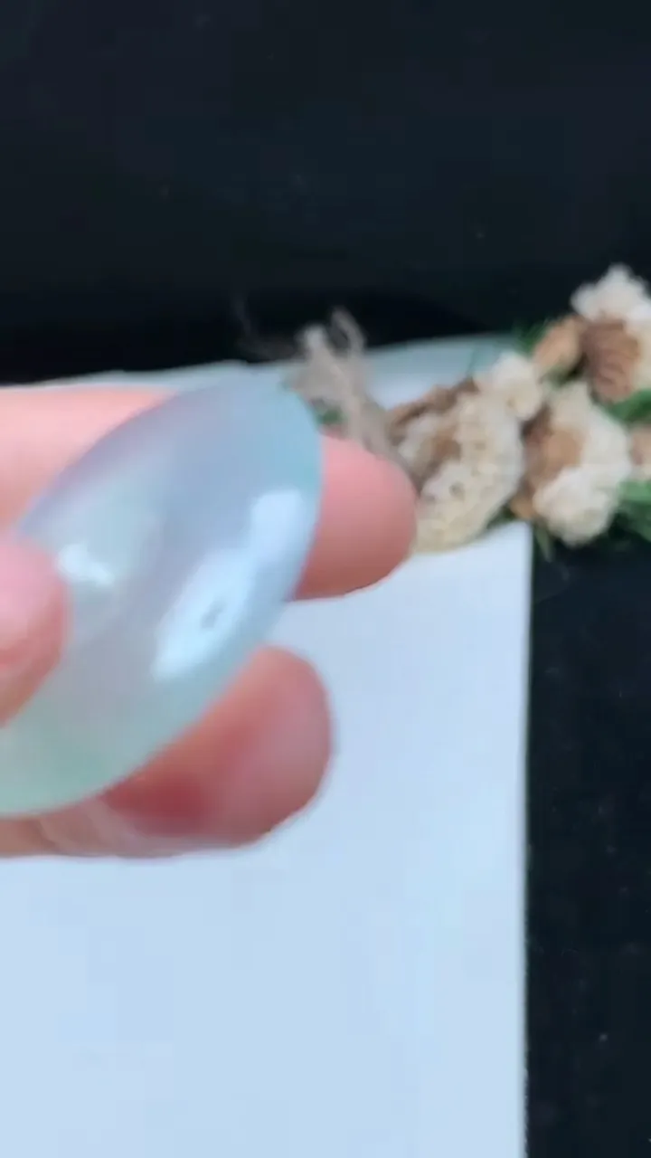 天然A货翡翠飘花平安扣吊坠，尺寸26.8-5.3，重量:7.45g
11月26日