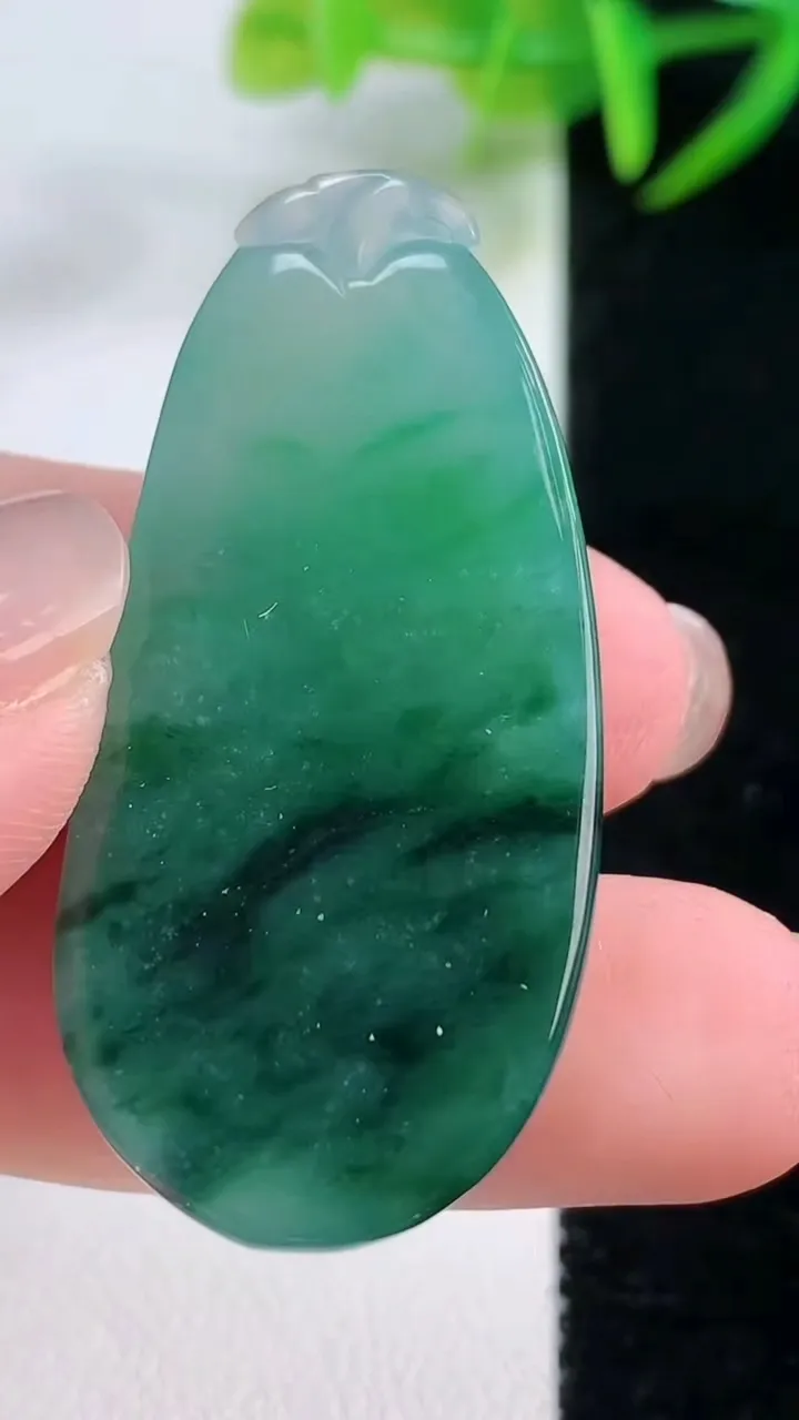 天然A货翡翠福瓜吊坠，尺寸43-20.4-6.6，重量:12.23g
11月26日