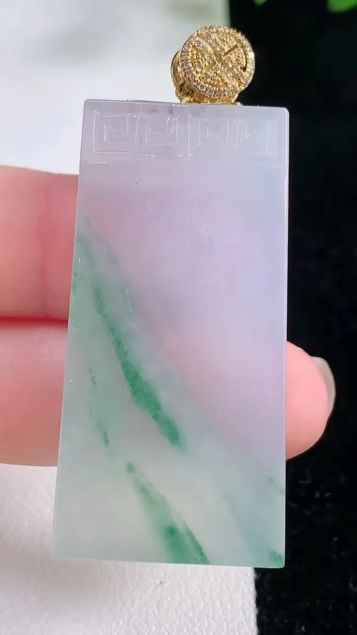 天然A货翡翠种飘花仿古无事牌吊坠，尺寸44-21-5.5，重量:17.43g
11月26日