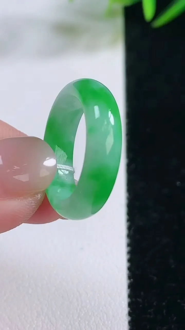 天然A货翡翠指环戒指，尺寸17-5-2.8，重量:3.3.g2025年11月26日
工厂直销收藏佳品,种好水足，色泽均匀，有种有色，上手高大气！