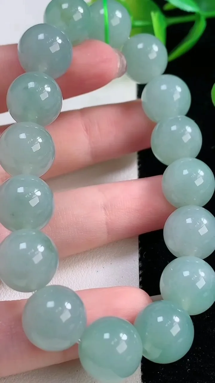 天然A货翡翠圆珠手串，尺寸12.3-16颗，重量:52.93g11月26日
工厂直销收藏佳品,种好水