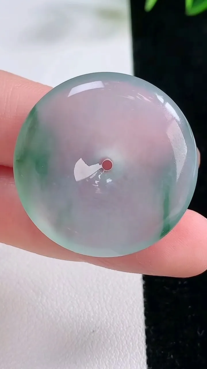 天然A货翡翠种飘花平安扣吊坠，尺寸32-5.8，重量:13.06g
11月26日