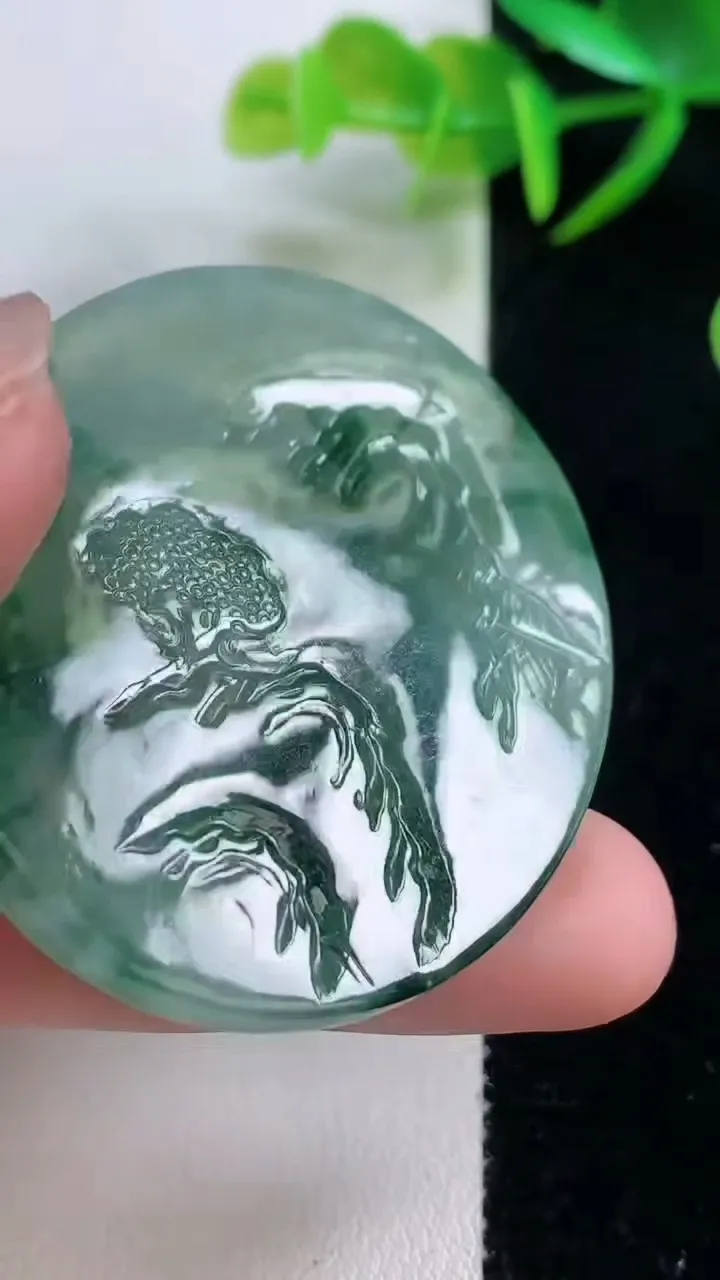 天然A货翡翠牌吊坠，尺寸51.5-42.2-5.1，重量:27.94g
11月26日