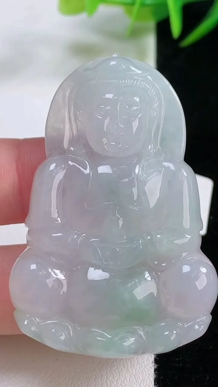 天然A货翡翠观音菩萨吊坠，尺寸51.6-35.3-5.8，重量:18.86g
11月26日