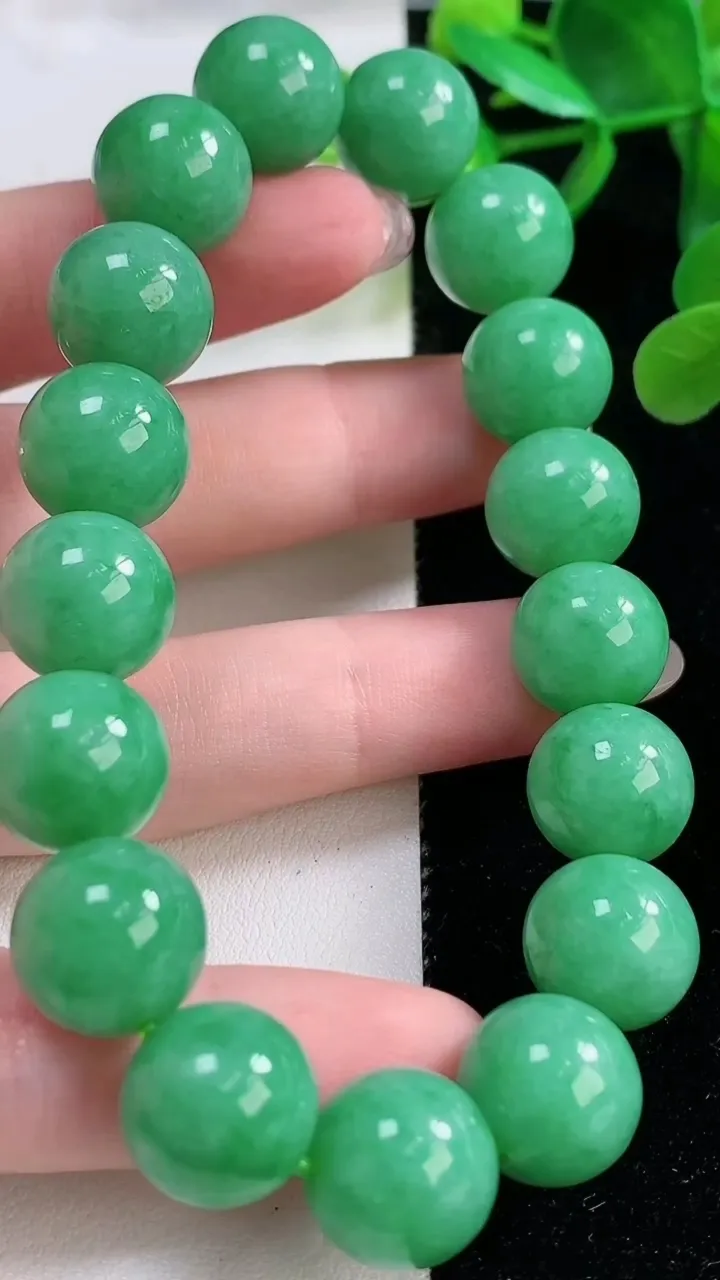 天然A货翡翠圆珠手串，尺寸12.6-17颗，重量:57.99g11月26日
工厂直销收藏佳品,种好水