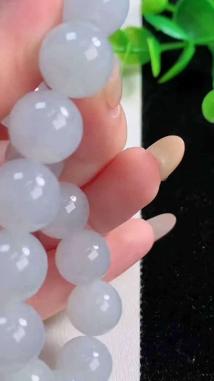 天然A货翡翠圆珠手串，尺寸12-16颗，重量:53.32g11月26日
工厂直销收藏佳品,种好水足，色泽均匀，有种有色，上手高大气！